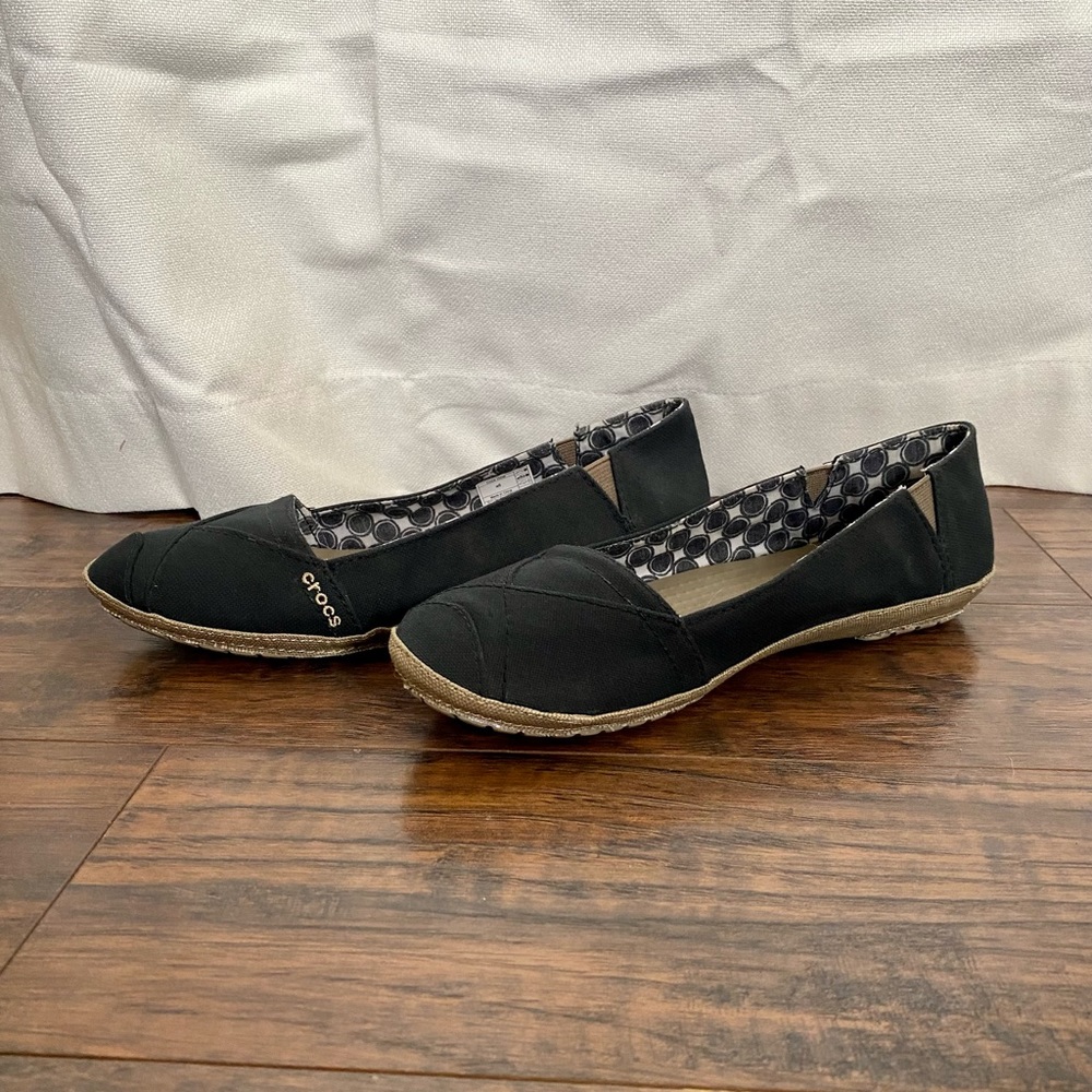 NWOT Crocs fabric black flats. Size W8